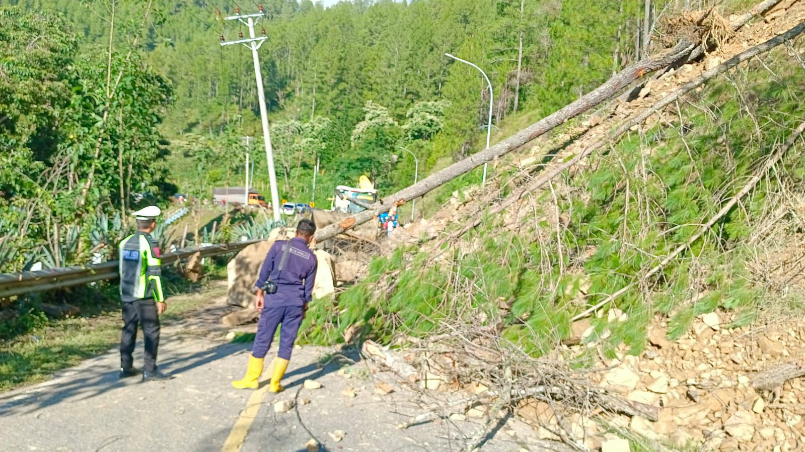 Satlantas Polres Gayo Lues Amankan Jalan Terputus Akibat Longsor di Jalur Blangkejeren - Takengon
