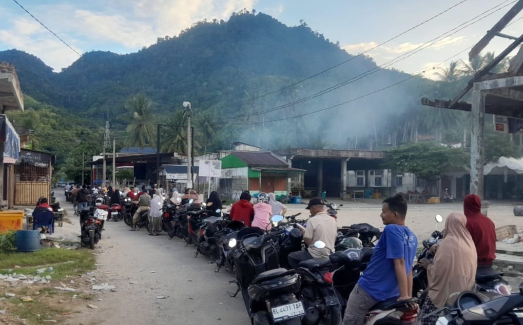 Ratusan Kendaraan Antrean Panjang, Mobil Mulai Menunggu Sejak Malam di SPBU Sawang
