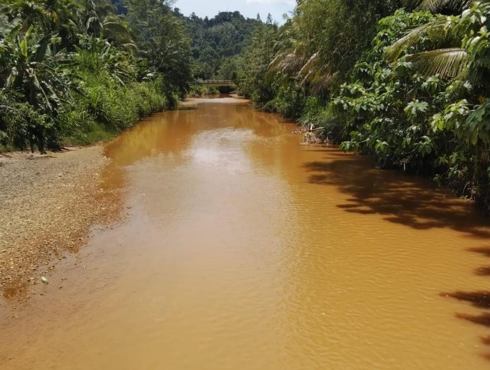 Diduga Dampak Tambang, Warga Keluhkan Air Sungai Manggamat Berubah Warna