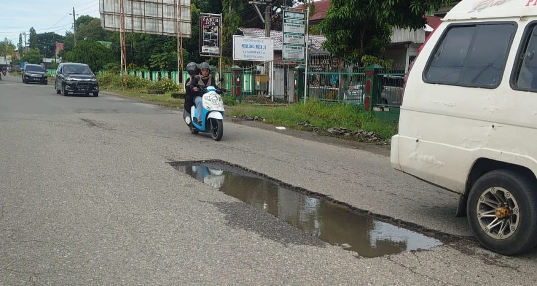Awas! Ada "Kolam Ikan" Bandan Jalan Nasional Abdya Incar Korban