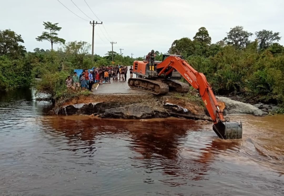 Atasi Ruas Jalan Amblas Lintasan Boluhseuma, PT ATAK Terjunkan Alat Berat Sedaya Mampu