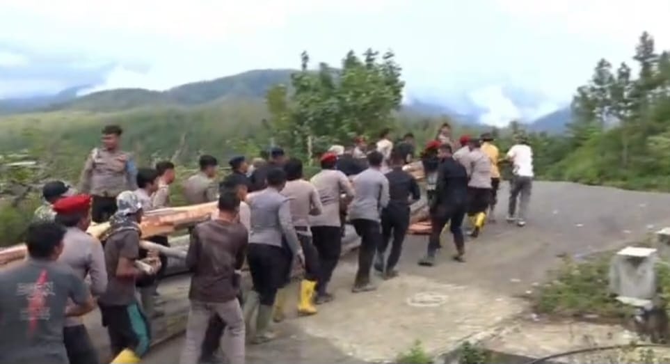 Pulihkan Transportasi, Polisi bersama Warga Berjibaku Bangun Jembatan Darurat Pasca Bencana