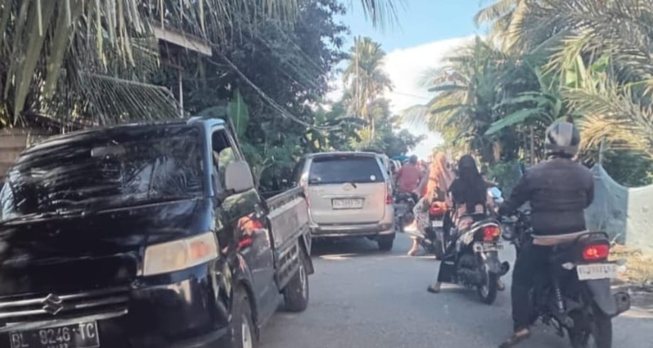 Cuaca Ekstrim, Kendaraan Padat Merayap Isi BBM di SPBU Lhok Pawoh