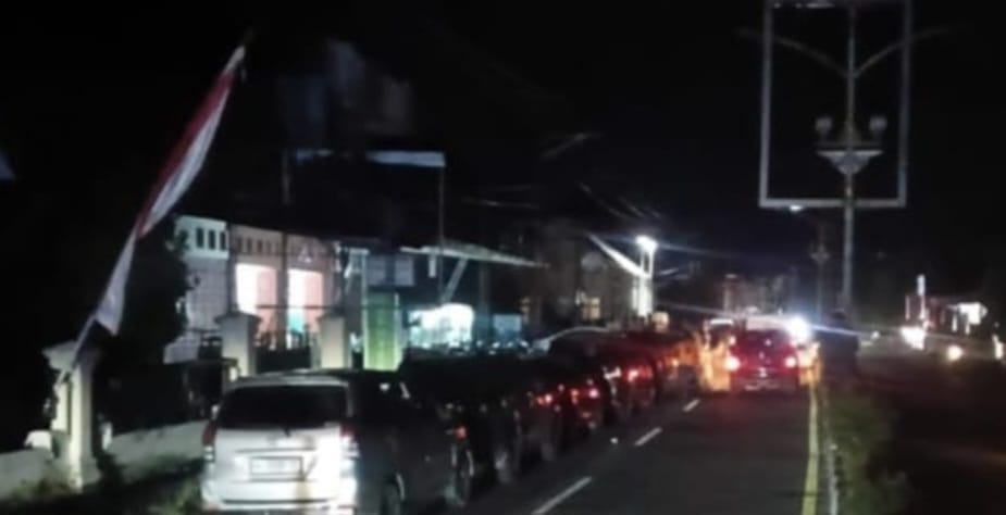 Katanya BBM di Aceh Aman, Antrean Kendaraan Mengular Panjang Dalam Gelap Gulita di Aceh Selatan