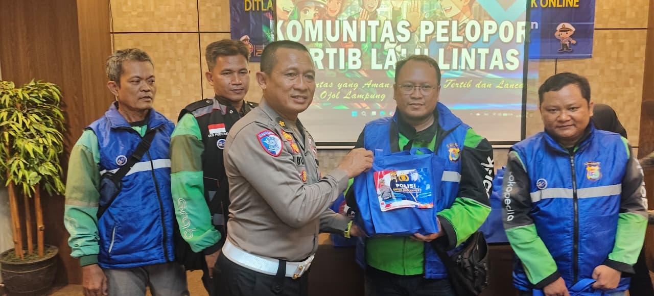 Berbagi Rezeki, Ditlantas Polda Lampung Bagikan 1000 Paket Sembako, Ojol Dibekali Safety Riding