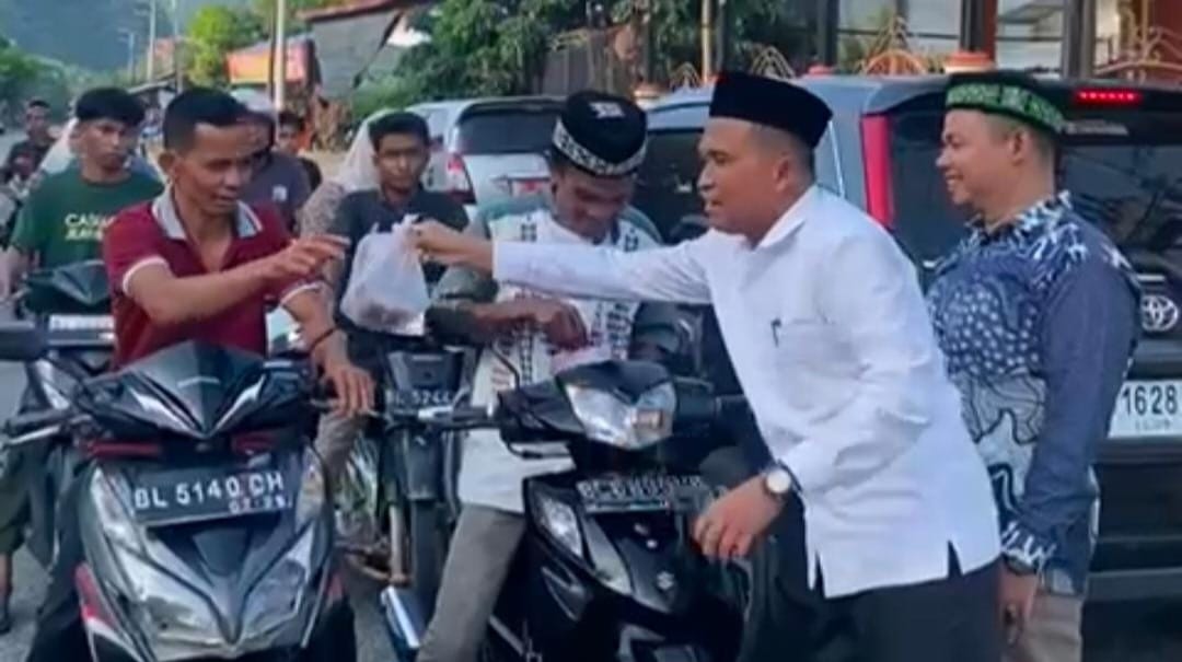 Joyful Ramadhan Mubarak, Kemenag Aceh Selatan Berbagi Takjil Berbuka di Tiga Titik