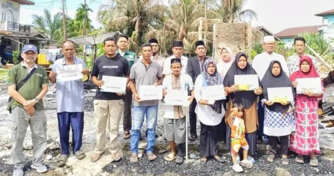Baitul Mal Aceh Salurkan Rp.80 Juta untuk Korban Kebakaran di Aceh Singkil