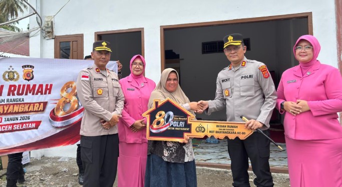 Kado Bhayangkara: Senyum Bahagia Janda Merida, Terima Kunci Bedah Rumah dan Bansos dari Kapolres Aceh Selatan