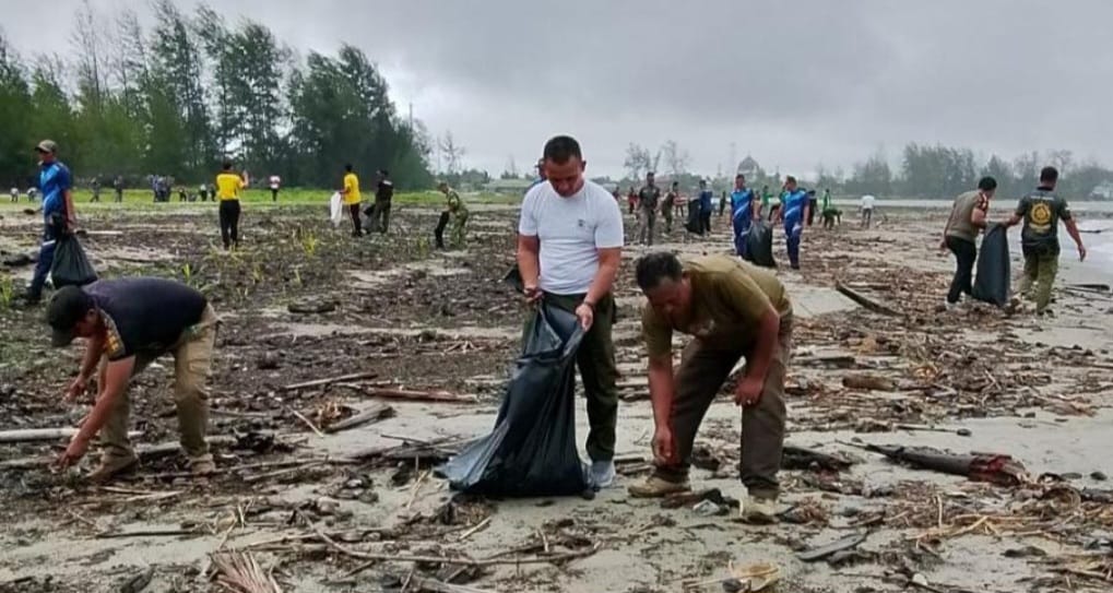 Cegah pantai Kumuh, ASN, siswa dan Warga Aceh Singkil gelar aksi bersih-bersih Pulo Sarok
