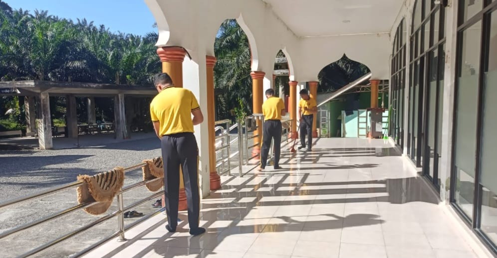 Brimob Hadir untuk Negeri, Personel Batalyon C Pelopor Gelar Aksi ASRI di Masjid Jami’ Hijriah
