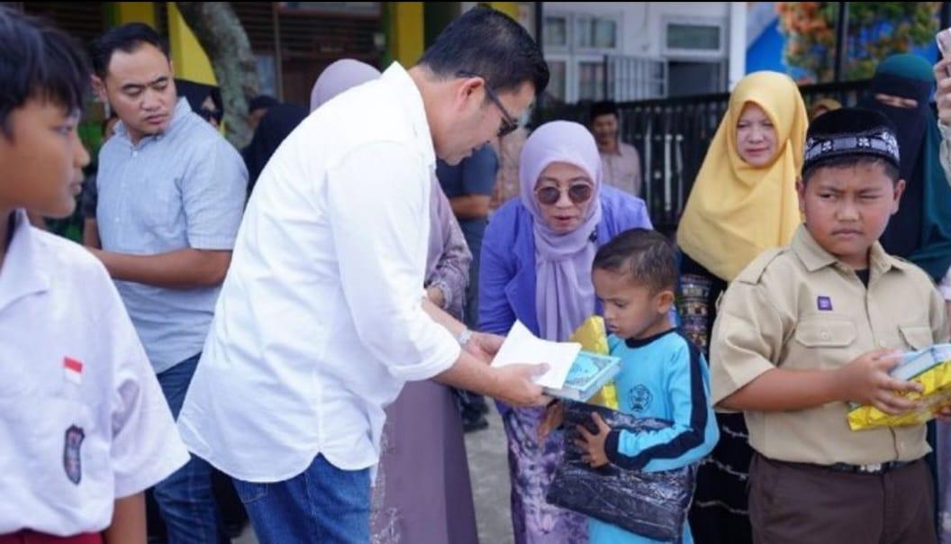 Bupati Aceh Tengah Beri Hadiah dan Motivasi Murid 3 Sekolah SD di Pegasing, Janjikan 5 Orang Umroh