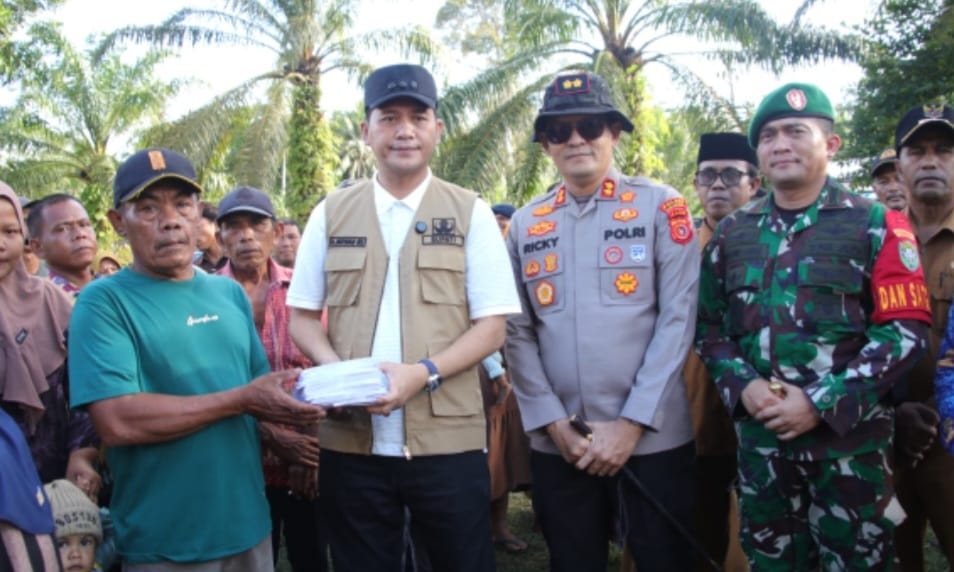 H. Mirwan Rela Menyerahkan Gajinya Selama Menjabat Bupati untuk Korban Banjir Trumon Raya