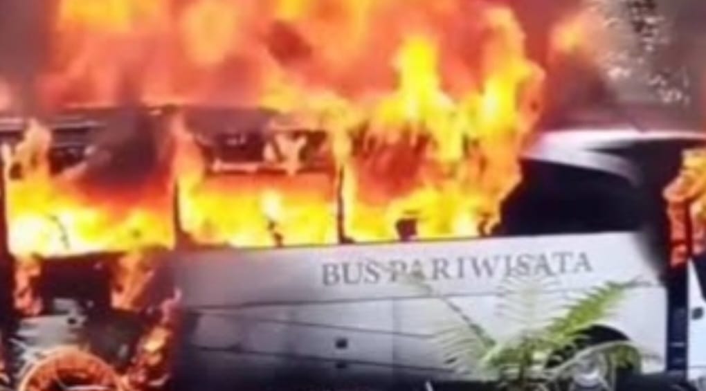 Naas, Bus Pariwisata Medan Berastagi Bawa 40 Penumpang Terbakar di Bandar Baru Deli Serdang