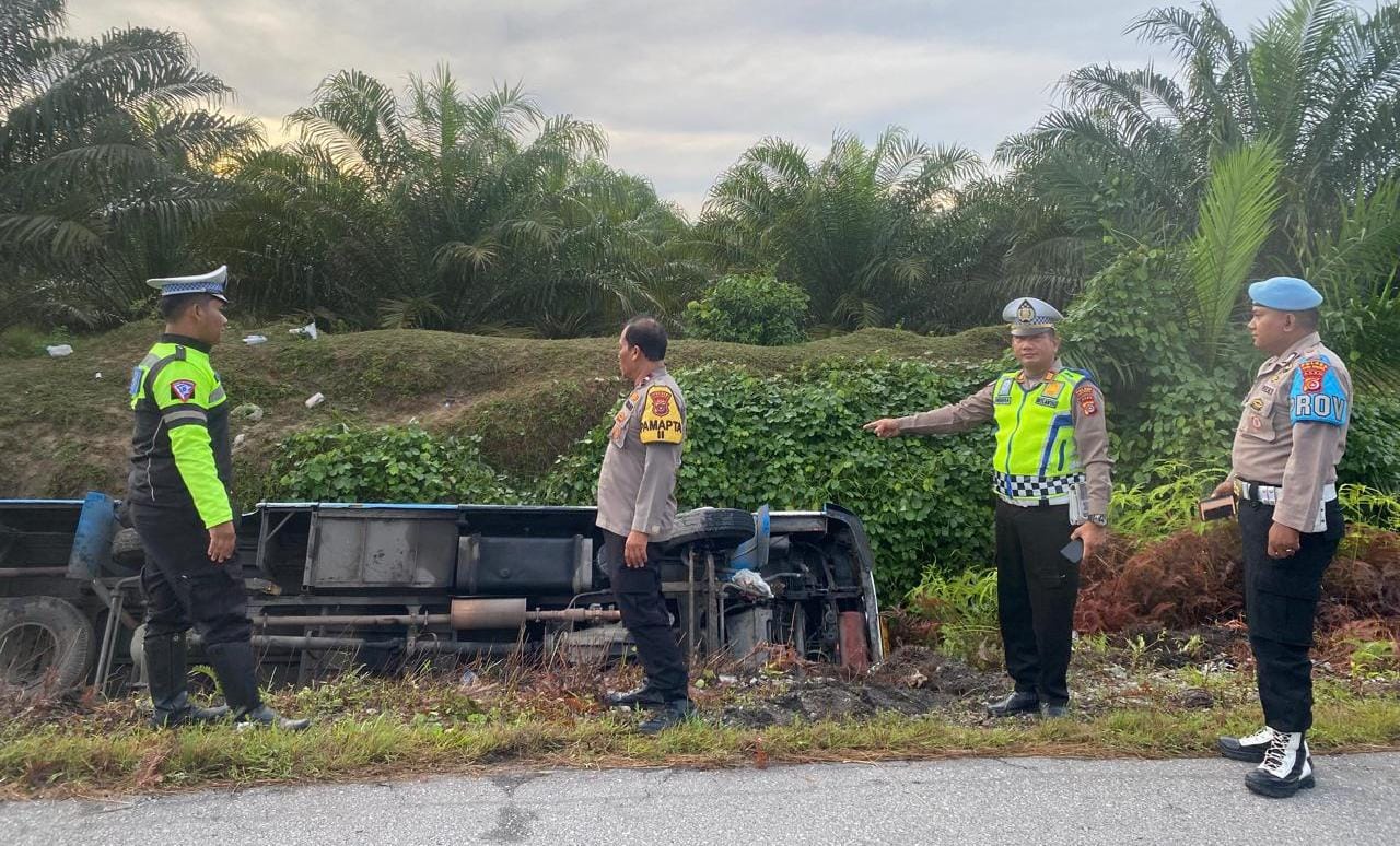 Diduga Sopir Mengantuk, Bus Pariwisata Mengangkut 27 Penumpang Terbalik di Aceh Singkil