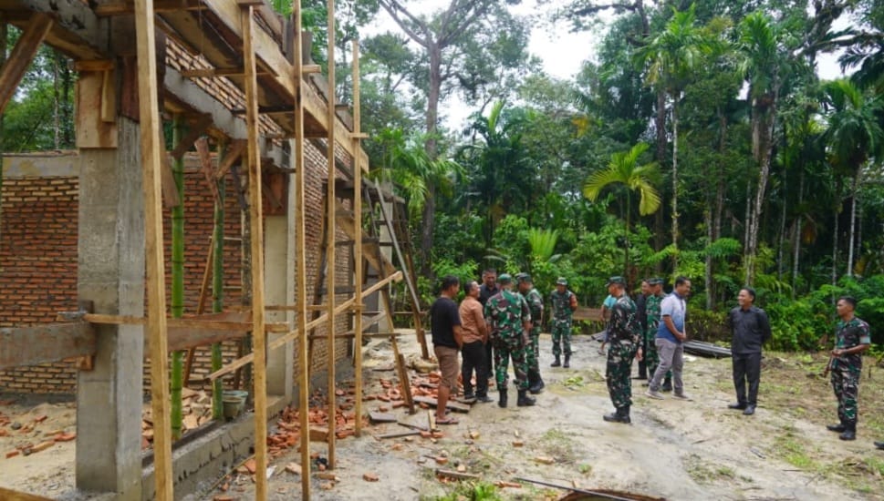 Pastikan Optimal, Danrem 012 Teuku Umar Turu Gunung Tinjau Pembangunan KDKMP di Simeulue