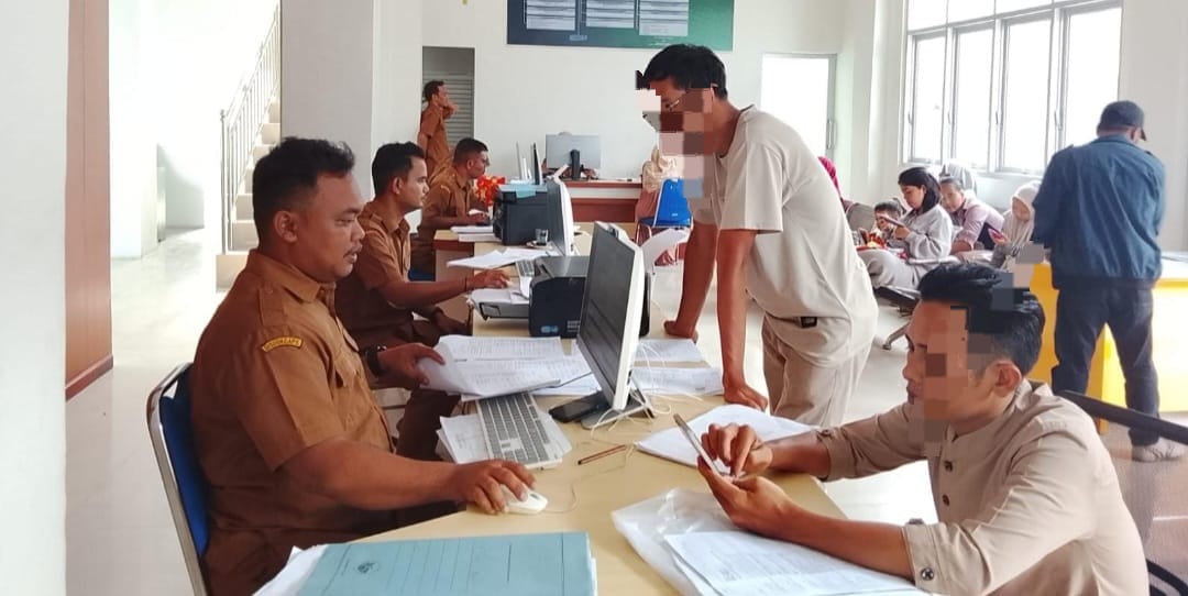 Warga Keluhkan Pelayanan Disdukcapil Aceh Singkil, Pejabat diduga "Bolos Tugas"