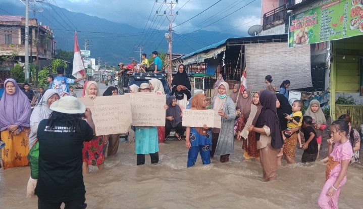 Emak-emak Turun Gunung, Jalan Nasional di Blokade Buntut  Kerap Banjir akibat Janji Bangun Jembatan  dan Normalisasi Belum KTerealisasi