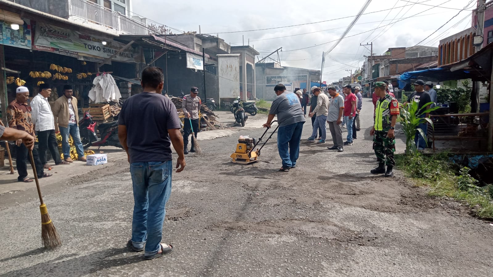 Ruas jalan Rusak, Kaliber Group dan Warga Tawar Sedenge Gotong Royong Perbaiki Secara Swadaya