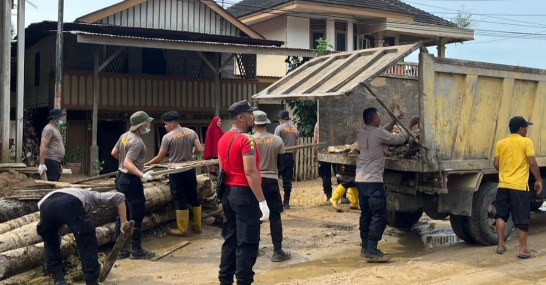 Di Aceh Selatan, Polisi Terjunkan Water Canon, Mobil SAR dan Alat Berat, Kerah Pembersihan Banjir Bandang