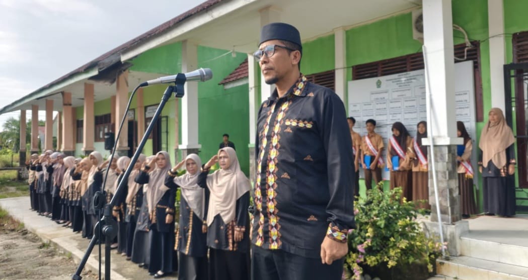 Kakankemenag Aceh Singkil Pimpin Upacara Hardiknas, Harap Utamakan Ilmu dan Adab