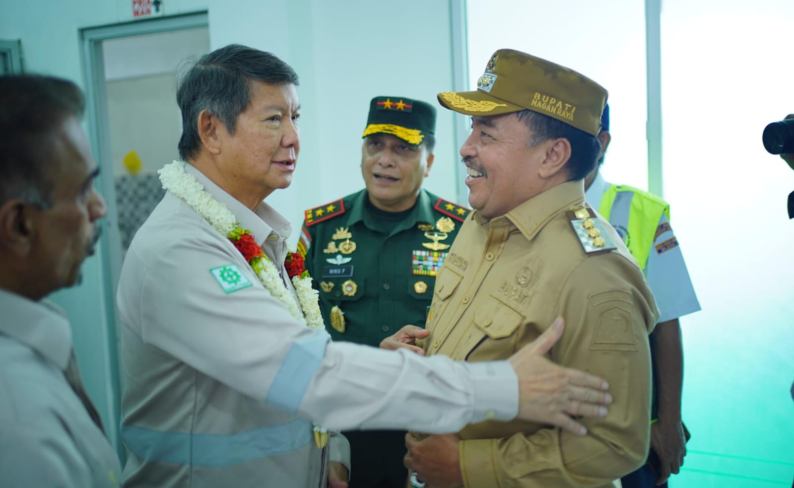 Jejak Hangat di Landasan Bandara, Saat Bupati TRK Menyambut Hashim di Tanah Cut Nyak Dhien