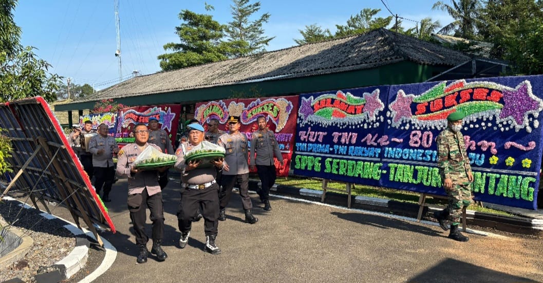Geruduk Kodim 0421, Kapolres AKBP Toni Kasmiri Serahkan Tumpeng di HUT TNI ke-80