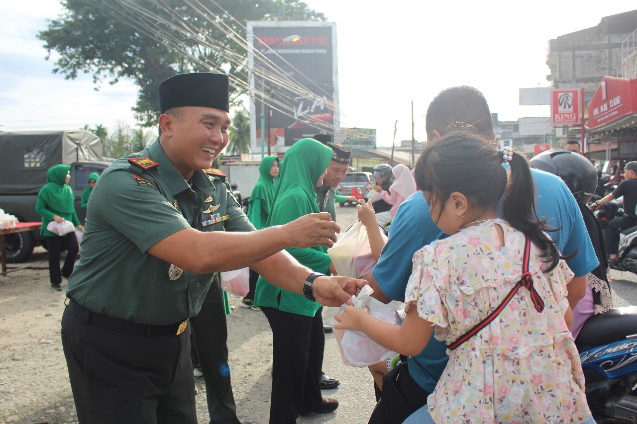 Hut Persit ke-79, Kodim 0110 Abdya Bagikan 400 Paket Takjil Gratis Kepada Masyarakat