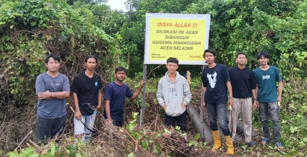 Asrama Belum Dibangun, IPELMASEL Aceh Barat Gotong Royong Bersihkan Lahan Dibeli Masa Bupati T Sama Indra