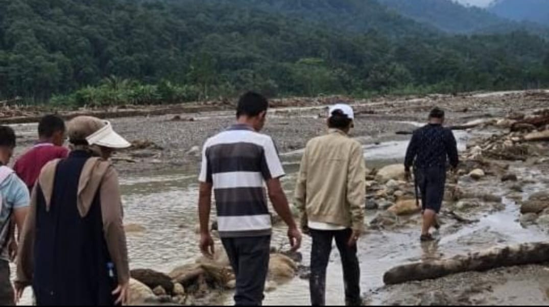 Anggota DPR-RI Tempuh Jalan Kaki 10 jam, Salurkan Bantuan Korban Banjir Gayo Lues