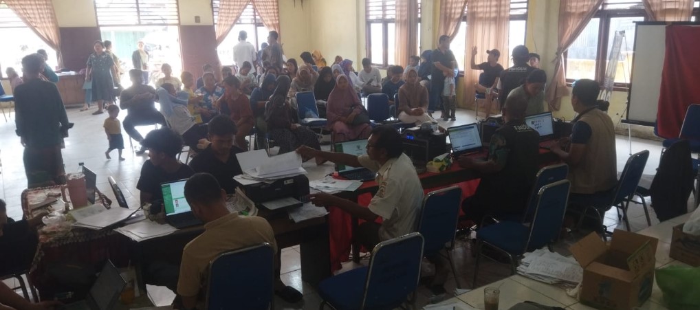 Jemput Bola dan Berkantor di Kecamatan Disdukcapil Aceh Singkil Terbitkan Ratusan Dokumen Kependudukan