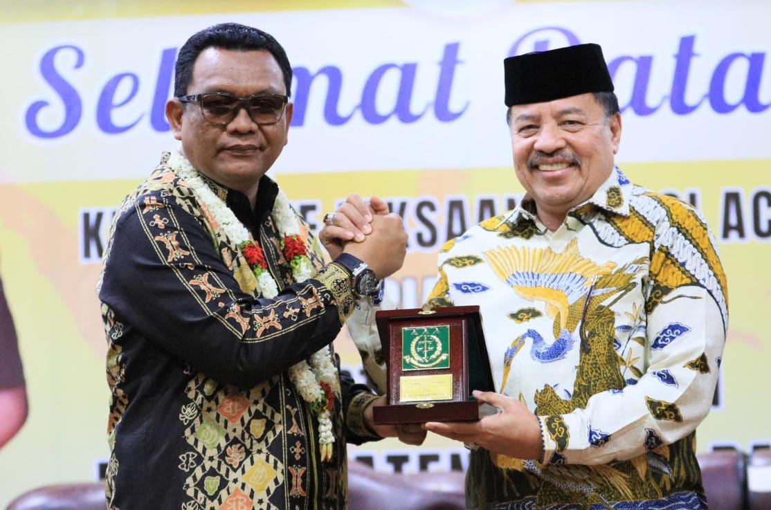 Bupati Nagan Raya Serahkan Cinderamata, Lambang daerah dan Tongkat Komando Giok kepada Kajati Aceh