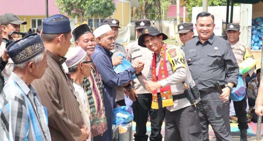 Kapolda Aceh Serah Bantuan 300 Kasur dan Dana Tunggu Hunian Korban Bencana di Ketambe Aceh Tenggara