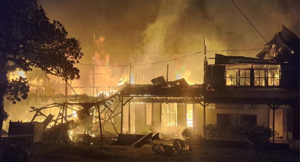 BREAKING NEWS| Malam Tahun Baru 2026, Simpang Lhee Kuala Ba'u Aceh Selatan Terbakar Hebat