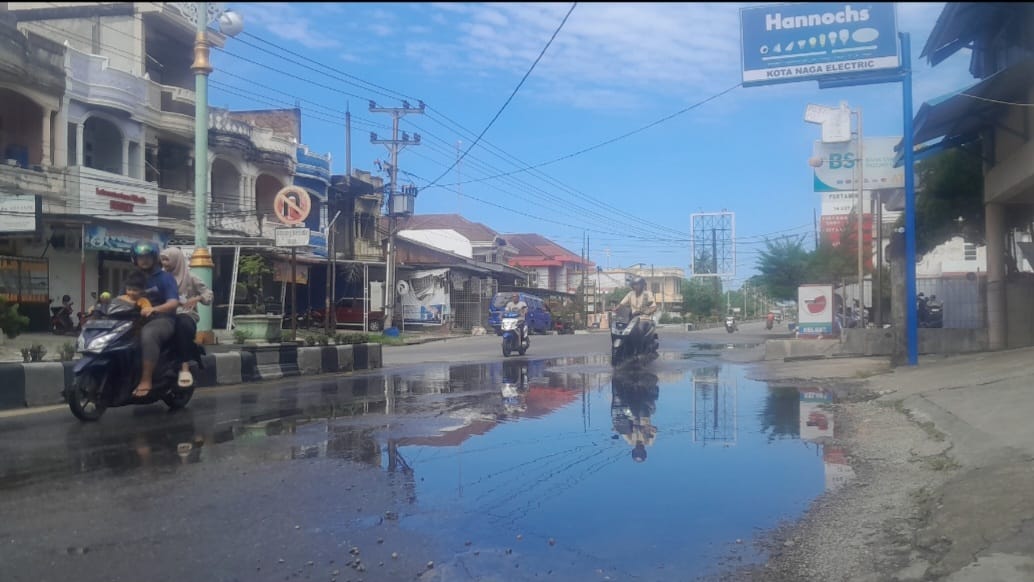 Ruas Jalan Nasional Kota Tapaktuan Aceh Selatan, Ada “Kolam Renang Abu Nawas”