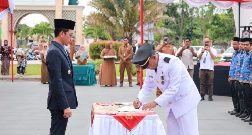 Lantik 100 Pejabat di Halaman Masjid, Bupati Aceh Barat Berikan Handuk Putih, Simbol Bersih dan Tidak Penyimpangan