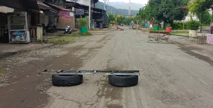 Bentuk Protes, Warga Pasang Kayu di Ruas Jalan Nasional akibat belum di aspal, Camat Meukek Minta segera diatasi