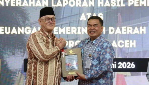 BPK RI Perwakilan Aceh Serahkan Opini WTP ke 12 kepada Bupati Bener Meriah