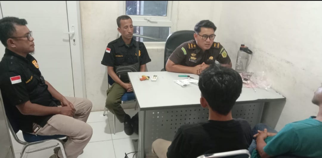 Terancam Uqubat Cambuk 60 kali, Satpol PP-WH Aceh Selatan Limpahkan 2 Terduga Kasus Khamar ke Kejari