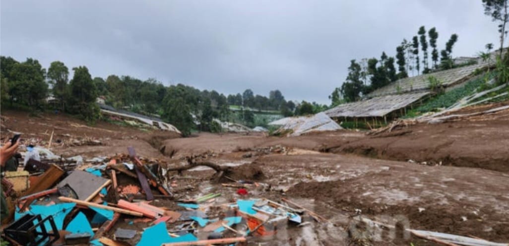 Longsor Cisarua Bandung Barat, 82 Warga Diduga Masih Tertimbun, 8 Ditemukan Tewas