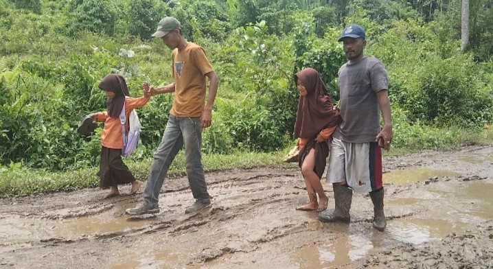 Pasca Bencana, Ruas jalan Beutong Ateuh Banggalang menyisakan duka, antar jemput anak sekolah berlumpur