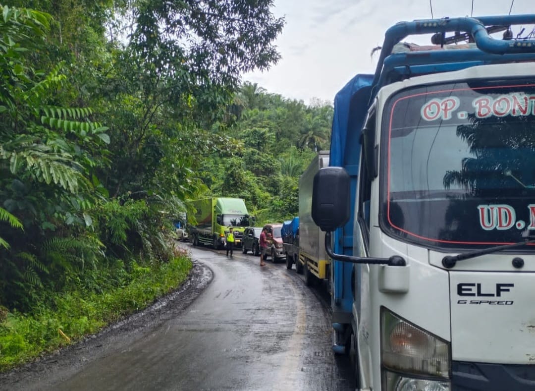 Jangkau Aceh Tamiang, Jalan Nasional Tapaktuan-Medan Padat Kendaraan Pendistribusian Bantuan