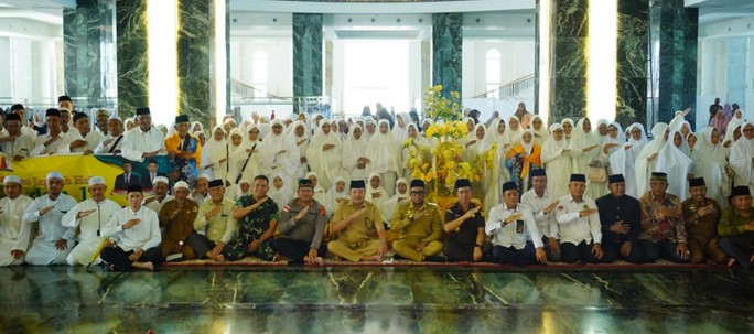 Dari 170 CJH Nagan Raya, Seunagan terbanyak berangkat Haji 2026, Bupati Serahkan Sertifikat Tanah Hibah