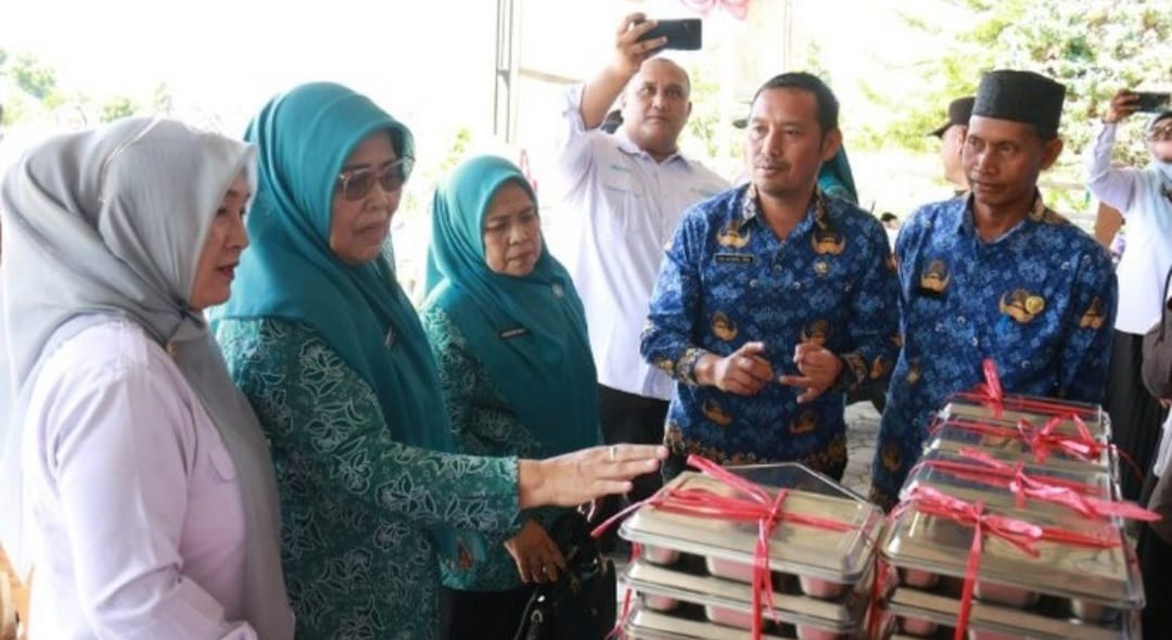 Ketua TP-PKK Bener Meriah Bersama DP3AKB dan BKKBN Aceh, turun Gunung Salurkan MBG 3B