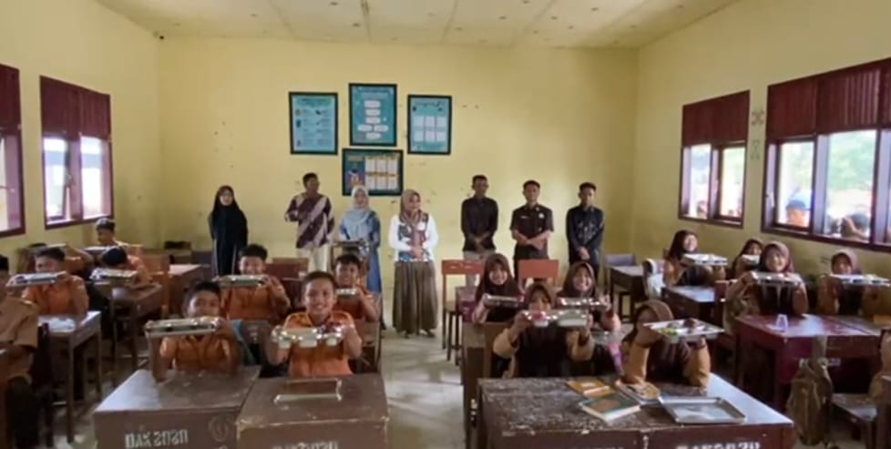 Siswa-siswi Tersenyum, Menu MBG Yayasan Ammar Aceh Madani Labuhanhaji Barat, Penuhi Kandungan Gizi