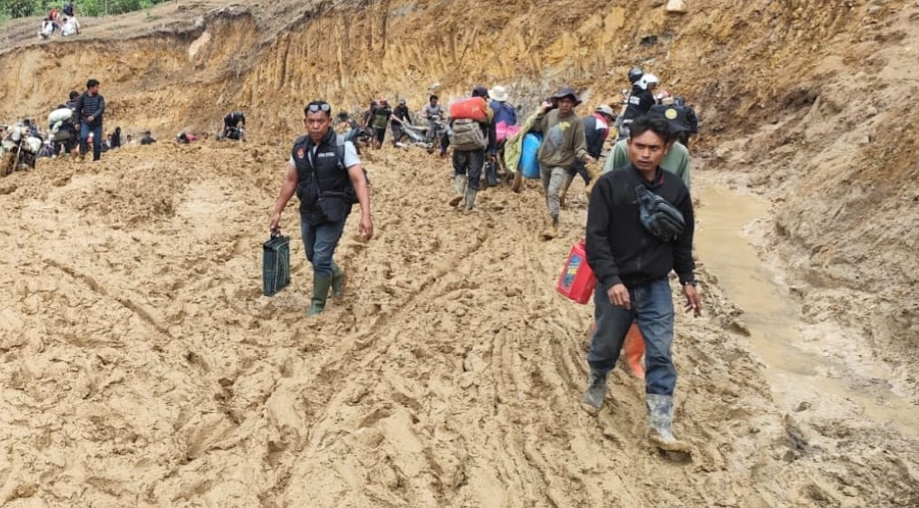 Semangat UKW Padamkan Medan Keterisoliran, 2 Wartawan Berjalan Kaki Antar Kabupaten