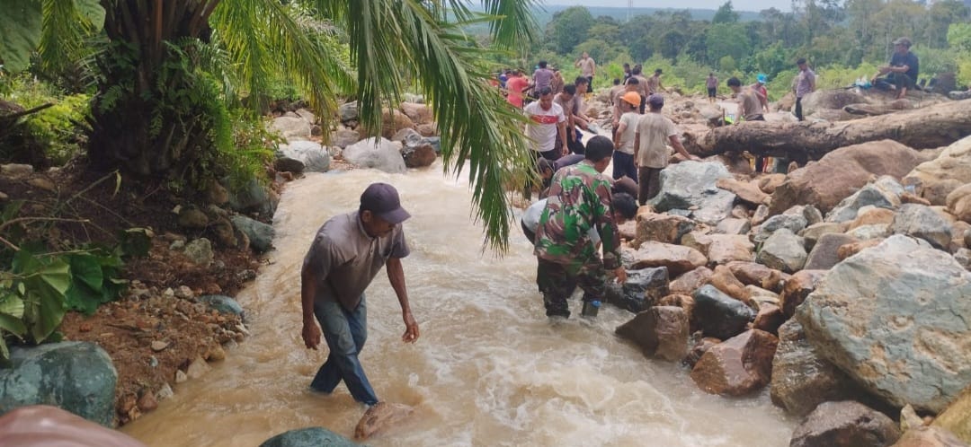Sungai Tertutup batu dan kayu, 3 Hari Berjibaku Bersihkan Lumpur, Warga Trumon Apresiasi TNI-Polri