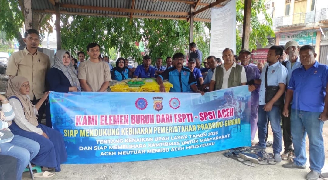 Peduli Nasib Buruh, Polda Aceh Salurkan Bantuan Beras untuk FSPTI dan SPSI