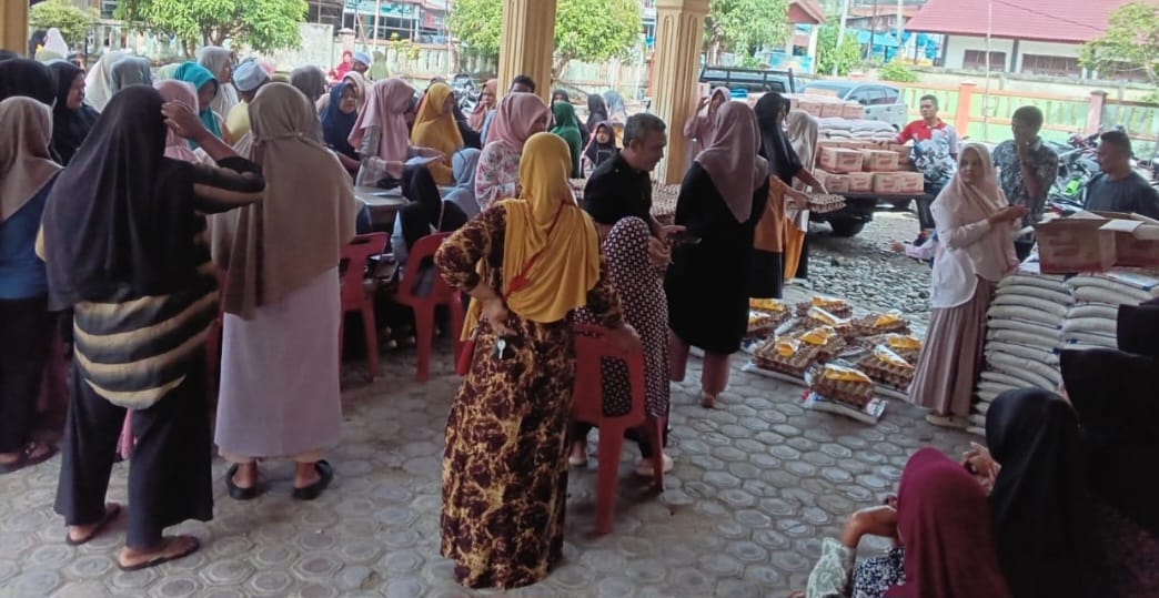 Emak-emak Serbu Pasar Murah di Sawang, Sangat Terbantu Dimasa Sulit