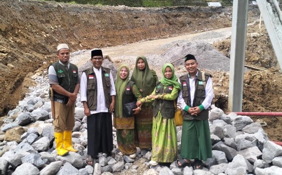 Solidaritas, PCNU Bener Meriah Salurkan Donasi untuk Perbaikan Jalan Enang-Enang