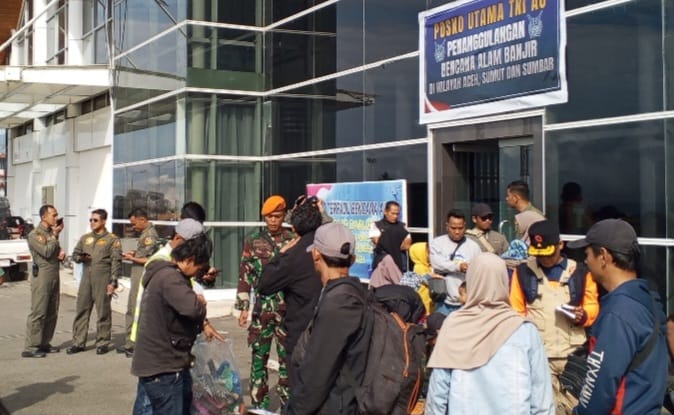 20 Pengungsi Asal Pulau Jawa dievakuasi PMI Bener Meriah Bersama BNPB dan TNI AU